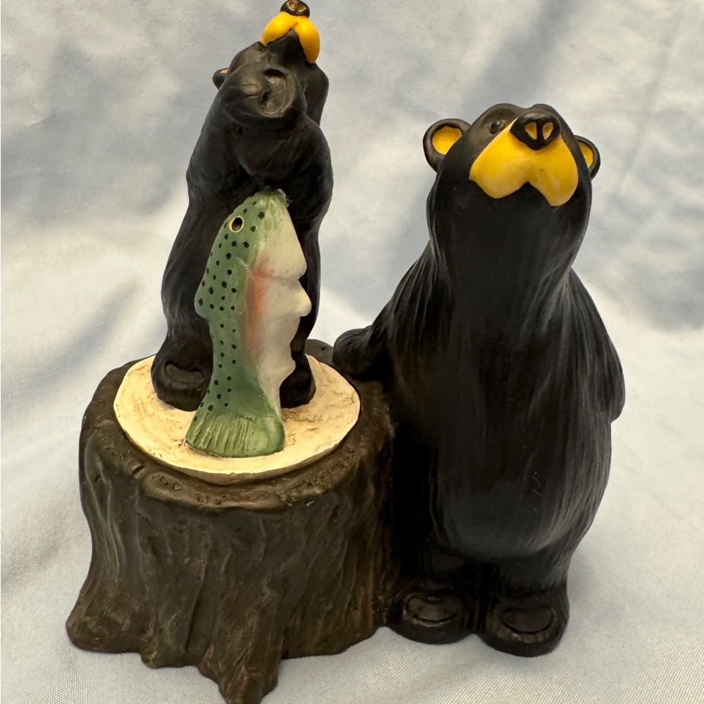 Kritter Hollows By Big Sky Carvers
2000 Little Bear Big Fish